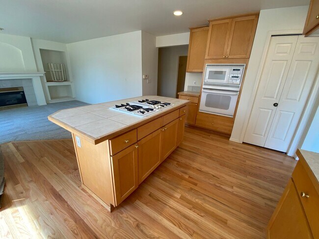 Building Photo - Spacious 4 bedroom 2.5 traditional house