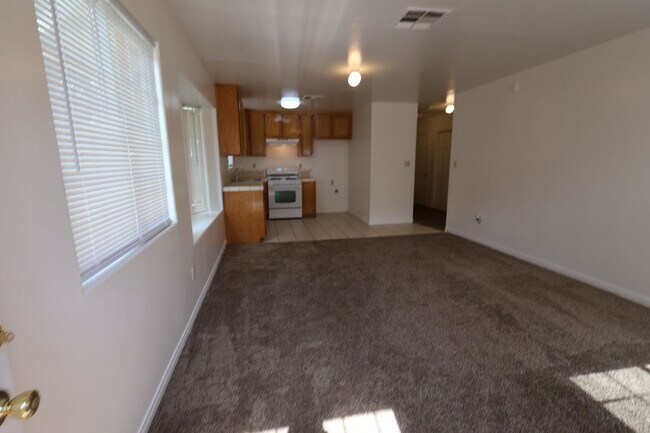 Building Photo - Spacious 3-Bedroom Duplex with Private Patio – North Bakersfield