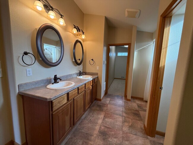 Building Photo - Spacious 3 Bed/3.5 Bath Home with Two Prim...