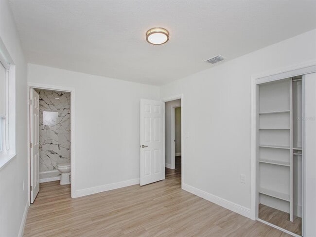 Building Photo - 2806 Bonneville Dr