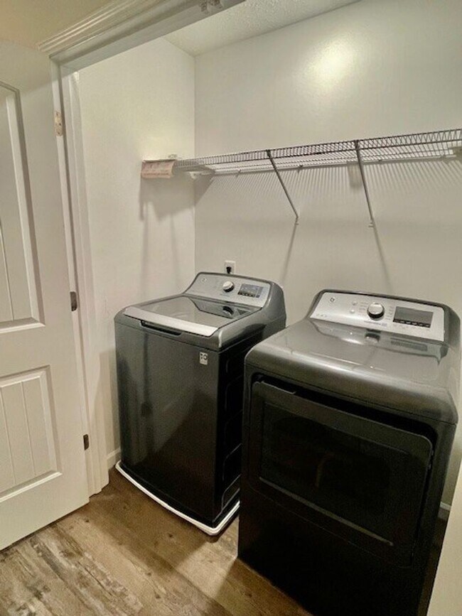 Building Photo - End-Unit 3 bedroom Townhome, 1/2 OFF first month rent for June!