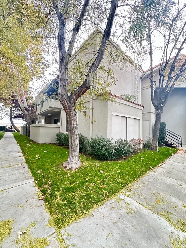 Building Photo - (PENDING APPLICATION) Gated West Lancaster...