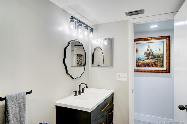 Building Photo - 331 Golfview Cir