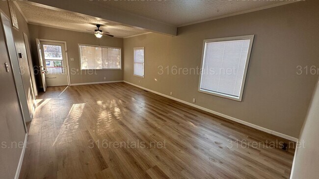 Building Photo - $1150- 3 bed 1 bath - Single Family Home with a fenced back yard!