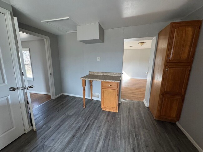 Building Photo - 2 bedroom 1 bath house in Bettendorf