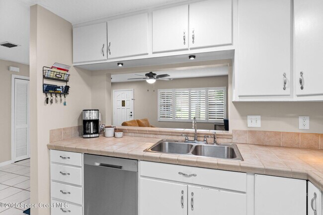 Building Photo - 999 Emerald Rd SE