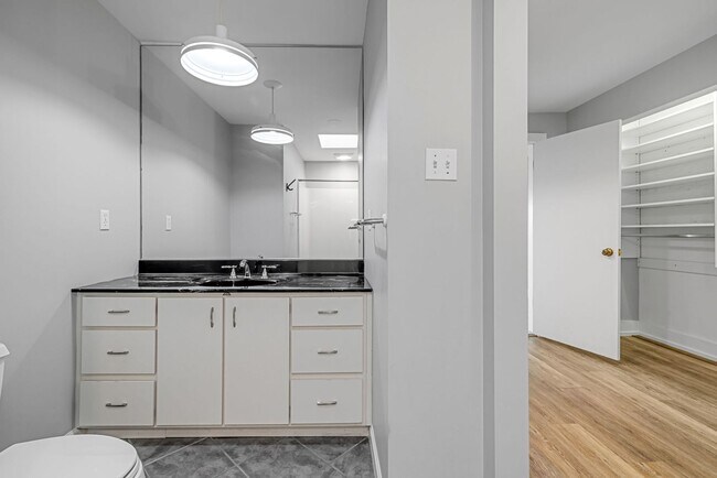 Building Photo - *Beautifully Updated & Spacious 4BD/2.5BA Single Family Home Available in South Side Slopes*