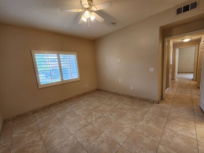 Building Photo - 1050 E Cactus Ave