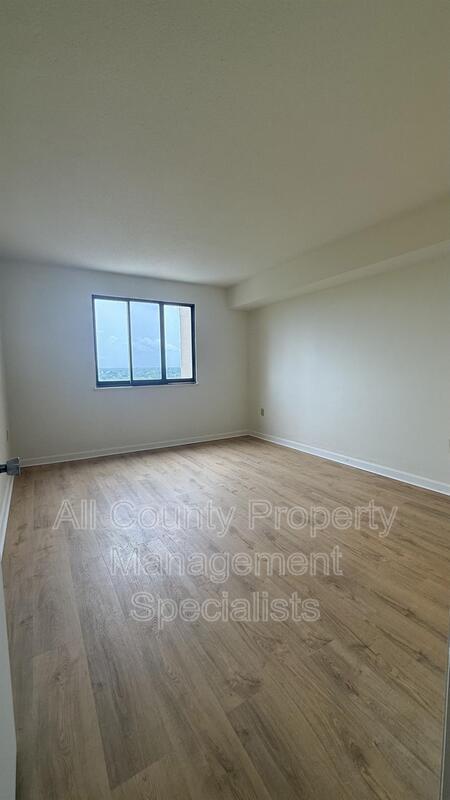 Building Photo - 1825 St Julian Pl