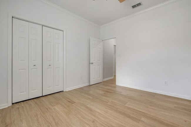 Building Photo - 848 Eagle View Dr