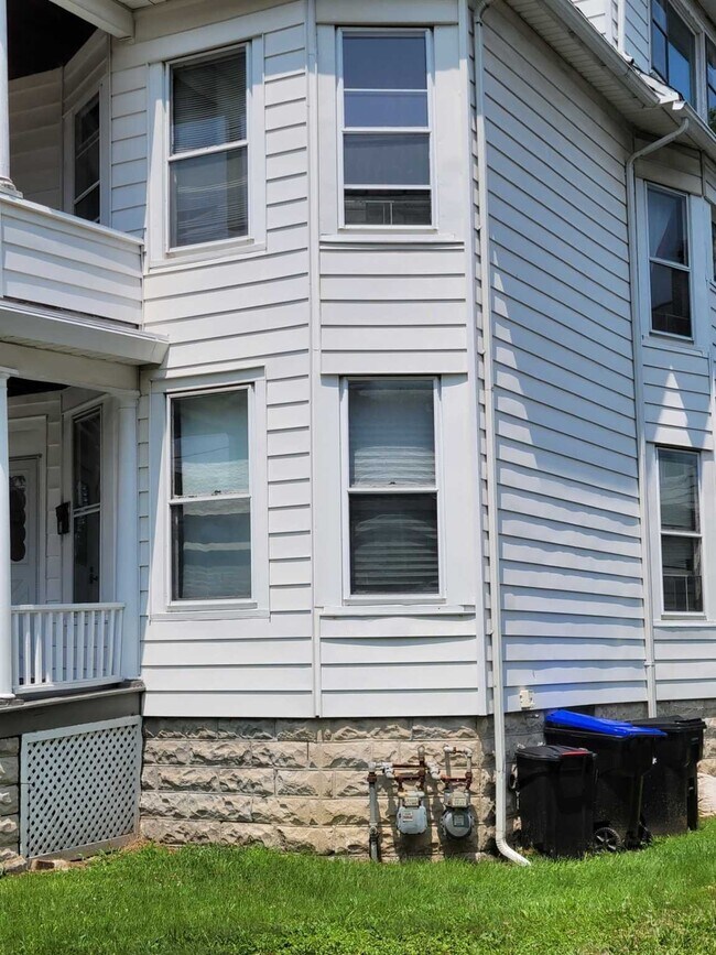 Building Photo - 2 State St