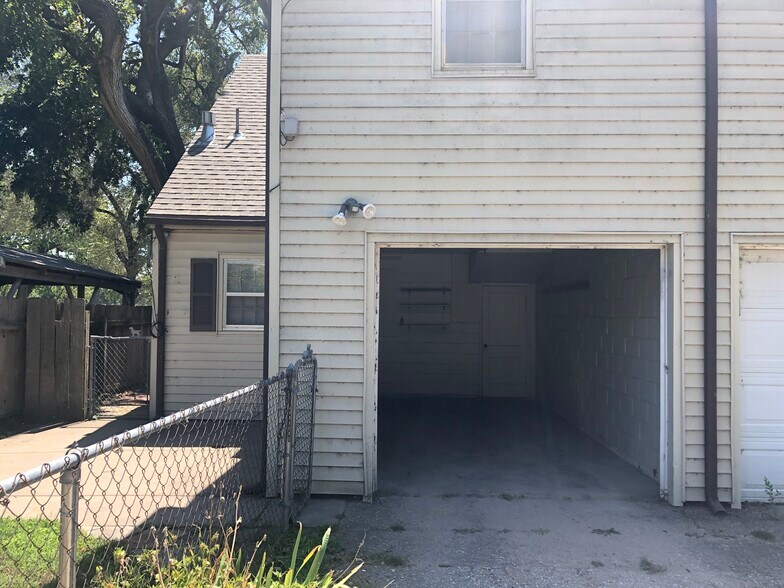 Garage - 1210 W Murdock St