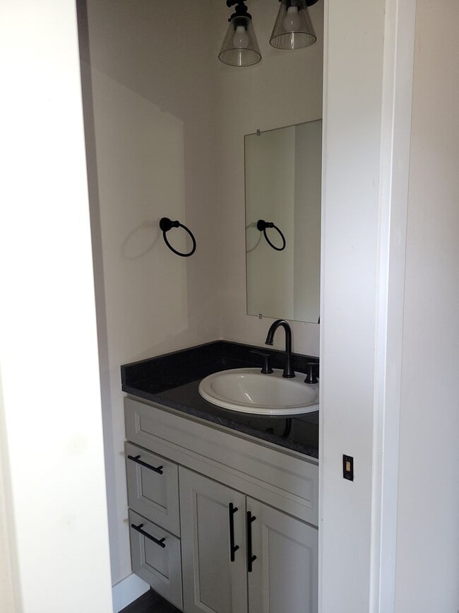 Building Photo - Modern 3 bedroom townhouse