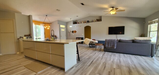 Building Photo - 284 W Silverthorn Ln