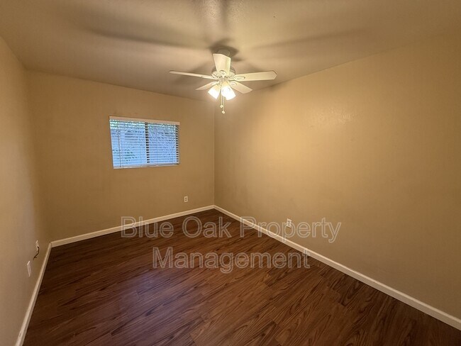 Building Photo - 403 Maple St