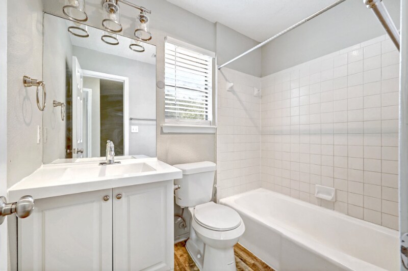 Building Photo - 2102 Bluebonnet Dr