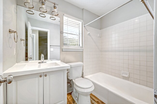 Building Photo - 2102 Bluebonnet Dr