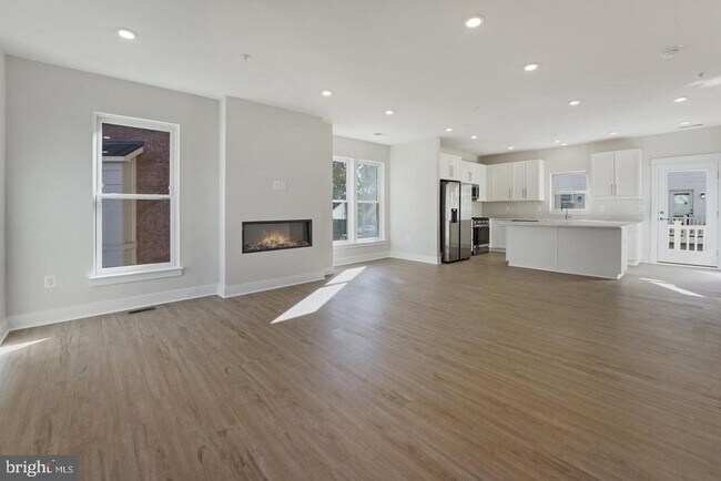 Building Photo - 945 Sycamore Dr SE