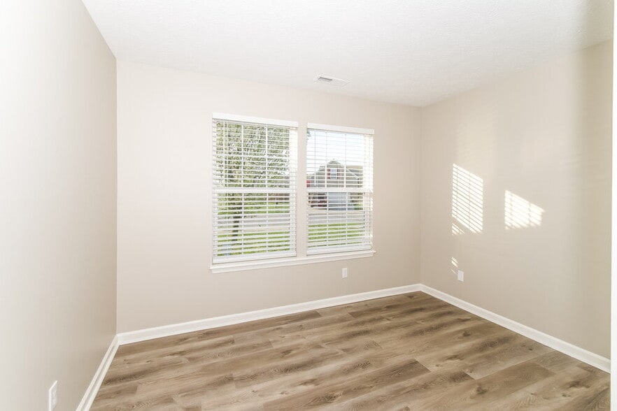 Building Photo - 5765 Arlington Dr