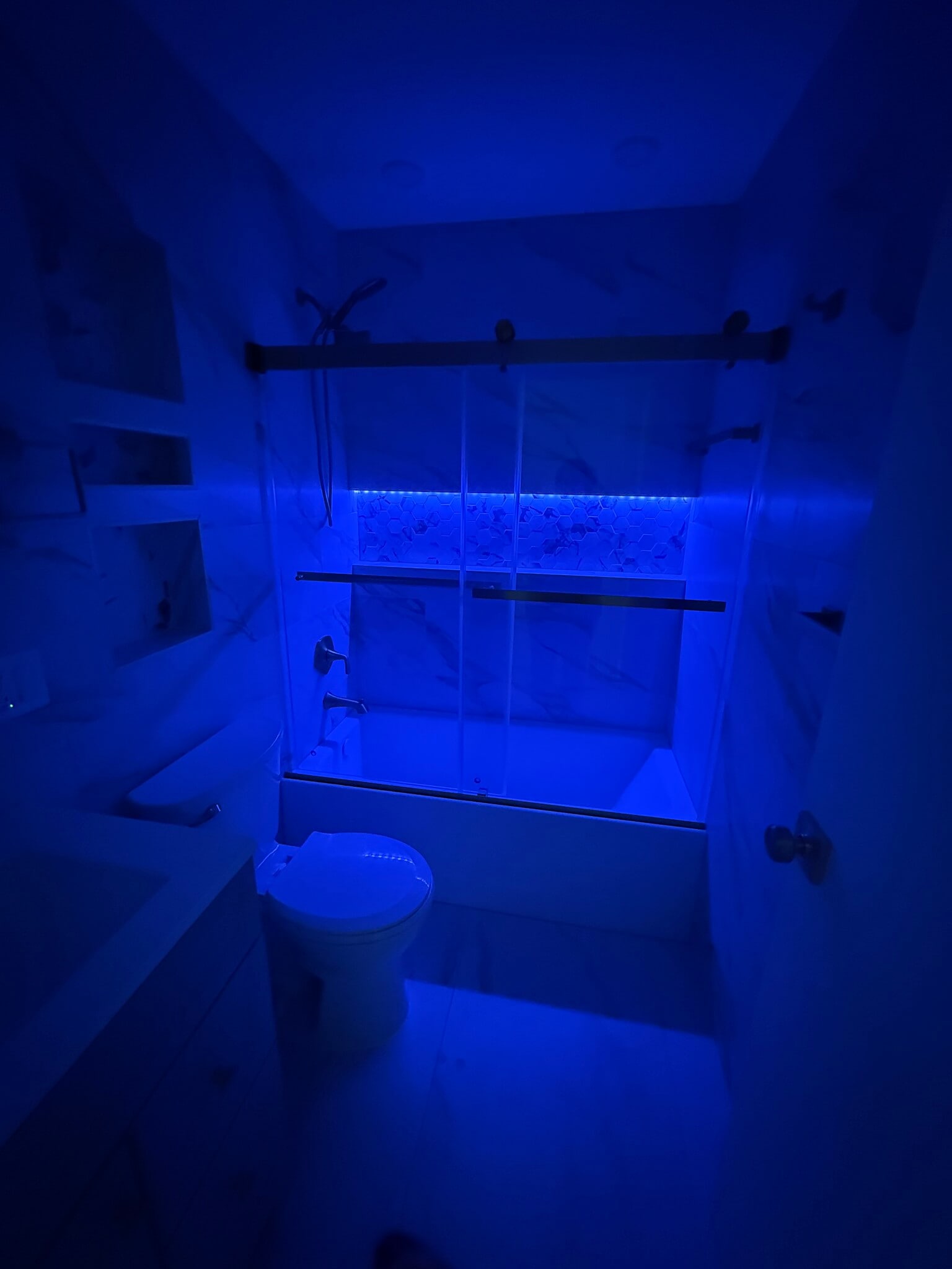 Accent light in bathtub Niche changes color. Imagine a relaxing spa like soak in the tub. - 46 Hull St