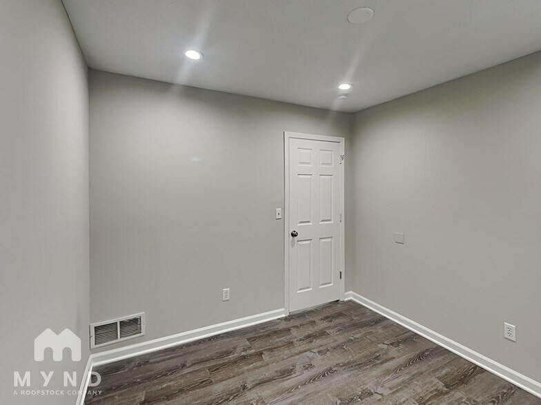 Building Photo - 1224 Classic Dr NE