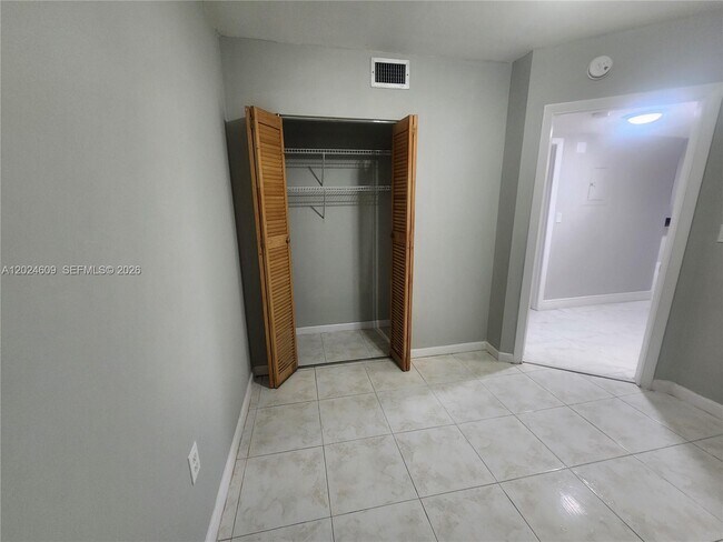 Building Photo - 5350 W 21st Ct