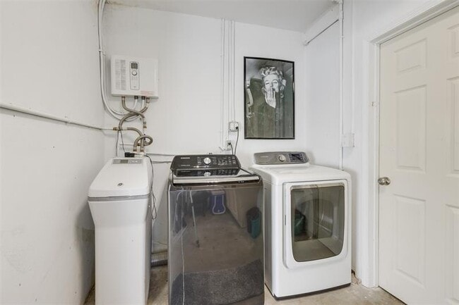 Building Photo - 936 NE 26th Ave