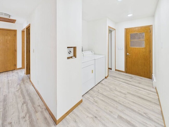 Building Photo - 1004 31st Ave N