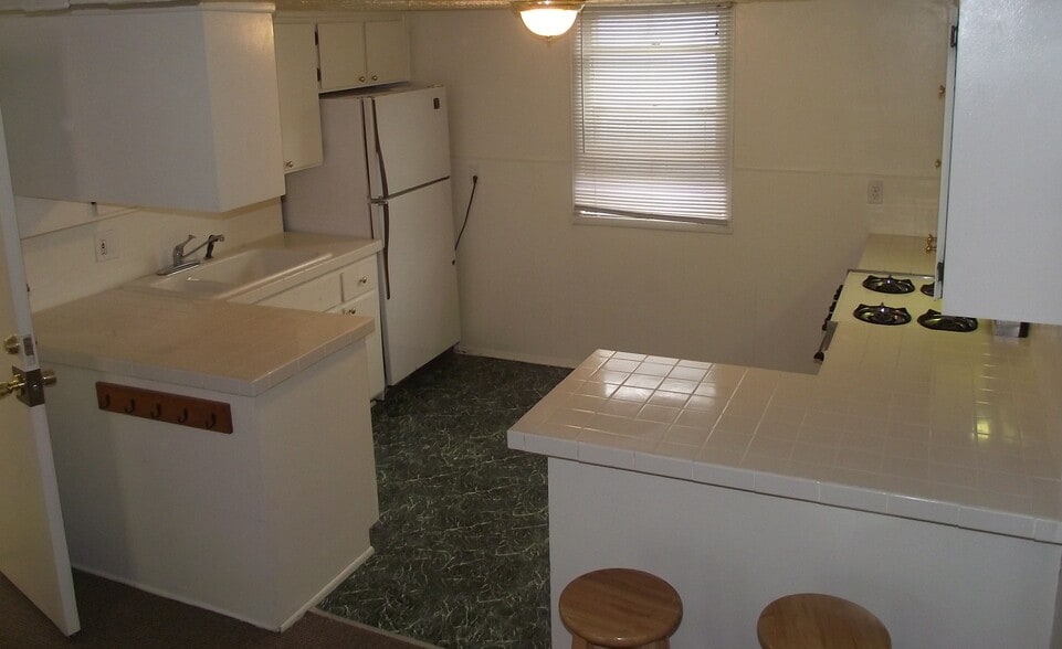 Building Photo - 403 E Saratoga St