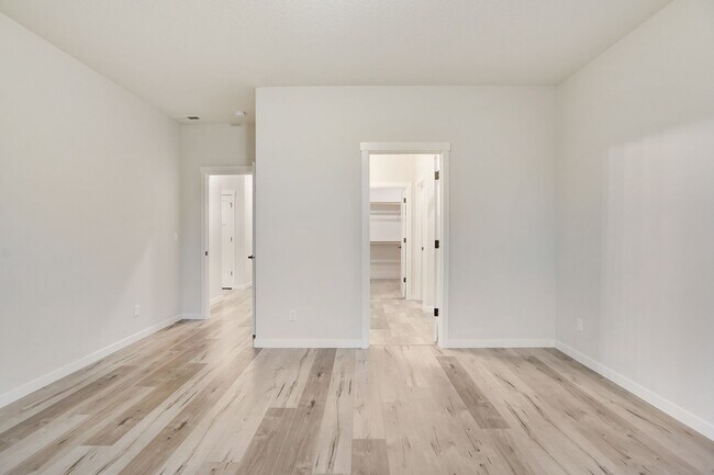 Building Photo - Polished single-level 3 bed, 2 bath home in NE Salem!