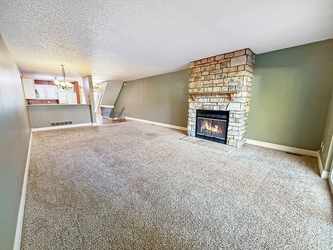 Building Photo - $0 DEPOSIT OPTION. CHARMING TWO-STORY TOWN...