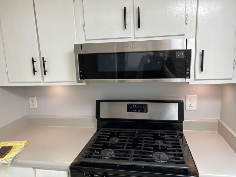 Stove and microwave - 6419 Baker Ct