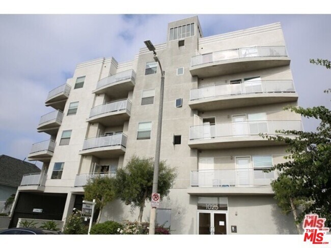Building Photo - 1025 Dewey Ave