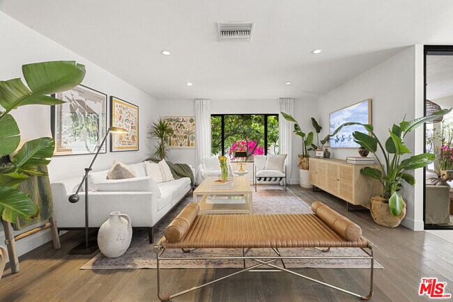 Building Photo - 1739 San Ysidro Dr