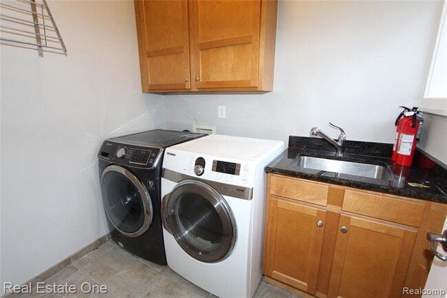 Building Photo - 1090 Oakwood Dr