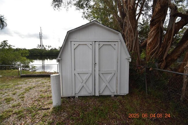 Building Photo - 417 Country Club Dr