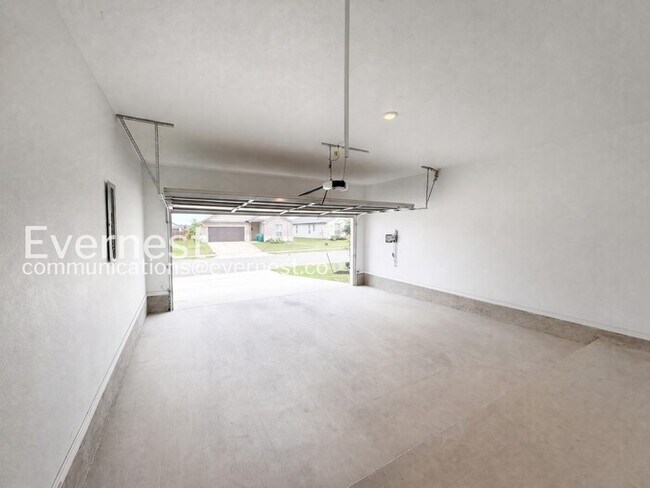 Building Photo - Limited Time Special Offer / 4 Bed, 2 Bath Home with Garage / Pet-Friendly / Vouchers Accepted / ...