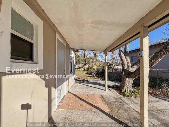 Building Photo - 4 Bed, 2 Bath Home with Off-Street Parking / Pet-Friendly / Available Now!