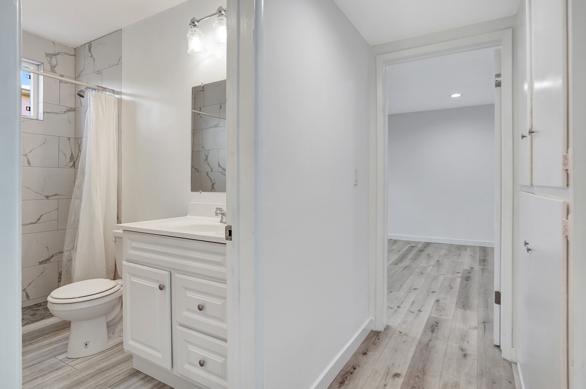 Building Photo - 10823 Camarillo St