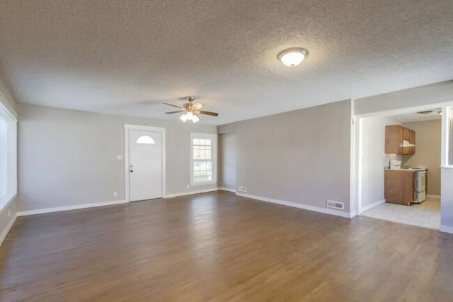 Building Photo - Spacious Townhome in Southeast Wichita