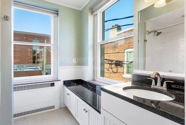 Building Photo - 212 E Clay St