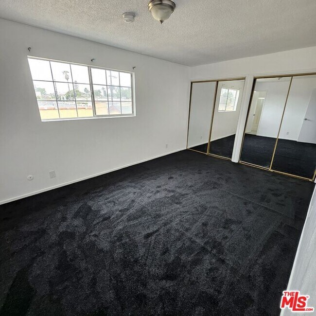 Building Photo - 1211 W 85th St