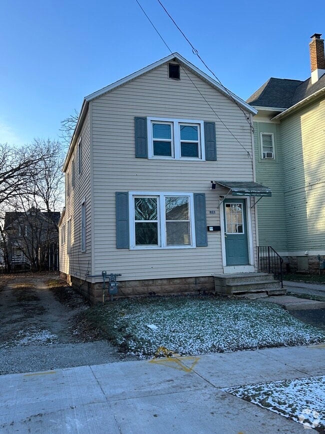 Building Photo - 823 Cherry St