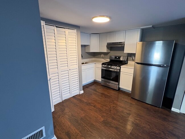 Building Photo - 4W S Fernwood Dr