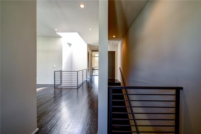Building Photo - 721 Longleaf Dr NE