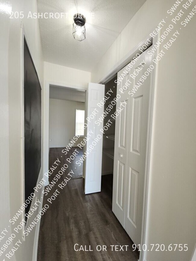 Building Photo - 205 Ashcroft Dr