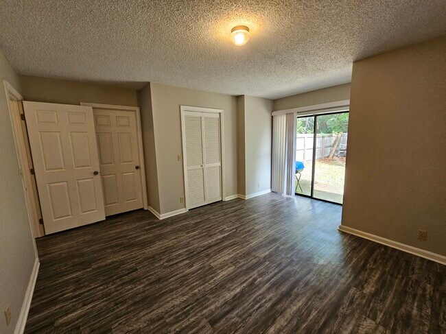 Building Photo - 108 E Lakemont Dr