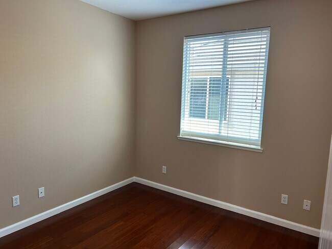 Building Photo - Beautiful 4 Bedroom 3 Bathroom in Quiet Neighborhood with SOLAR