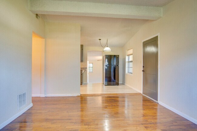 Building Photo - Pensacola 3BR Home with Bonus Den, Hardwood Floors & Fenced Backyard-Coming Available 8/17.