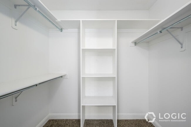 Building Photo - Stunning Top Floor Condo in Great Location!